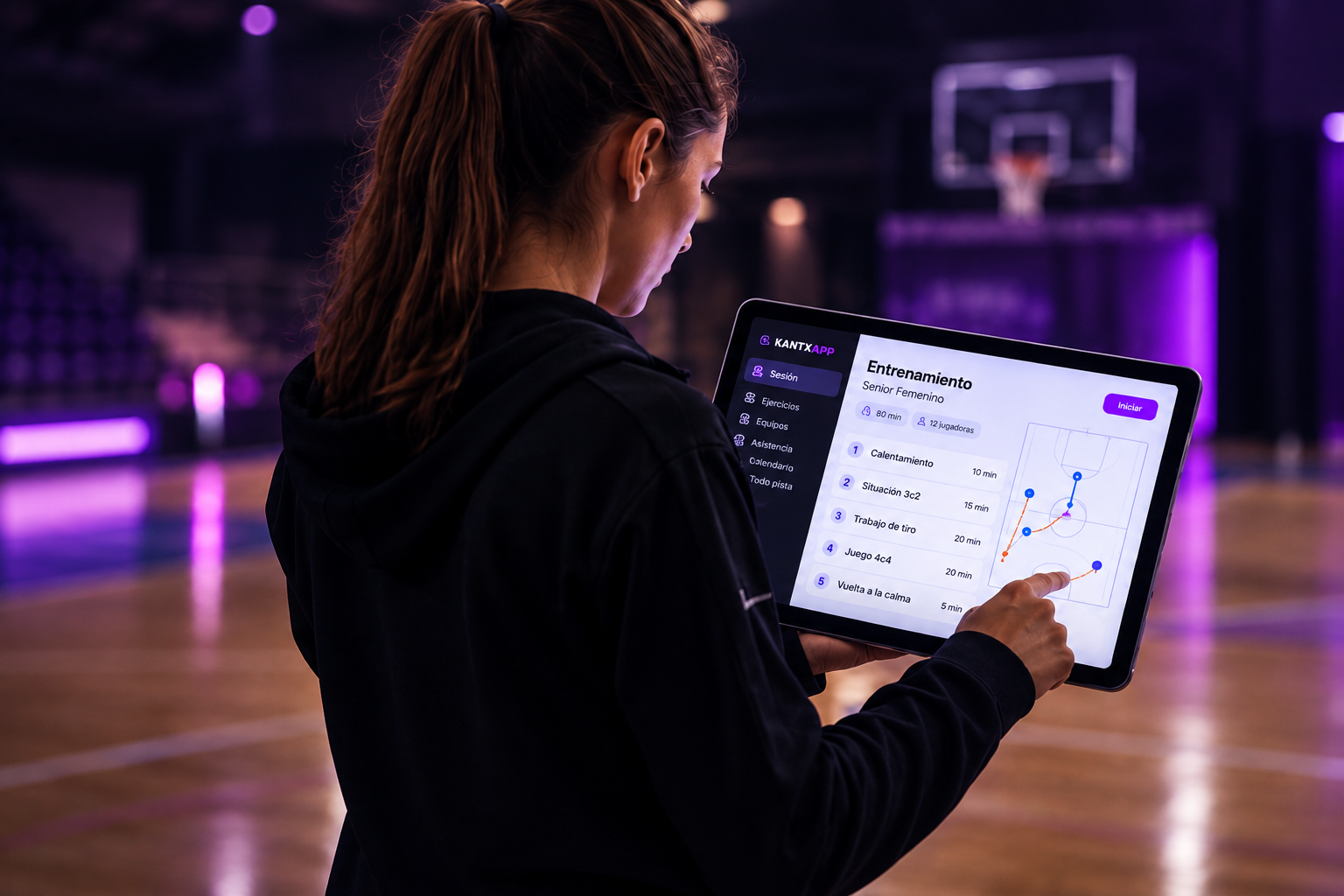 Entrenadora de baloncesto utilizando KantxApp en un iPad
